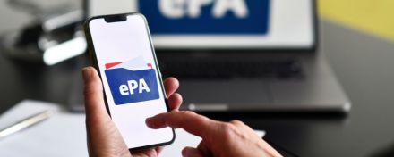 Eine Hand hält ein Smartphone. Auf dem Bildschrim ein Ordner mit der Aufschrift ePA.