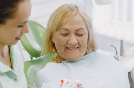 Eine Zahnärztin im Gespräch mit einer Patientin.