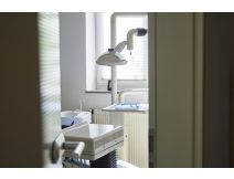 Zahnarzt in langen zahnarztpraxis hanel blick ins behandlungszimmertigw1l