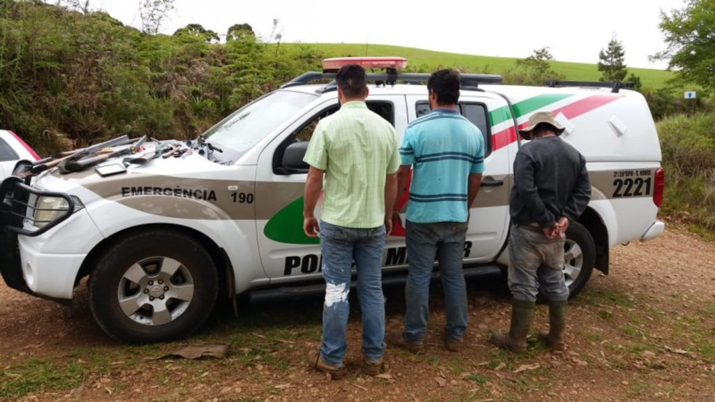 Polícia Militar prende caçadores e armas de fogo em Campos Novos