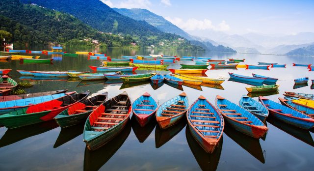 Boote auf einem Bergsee in Nepal