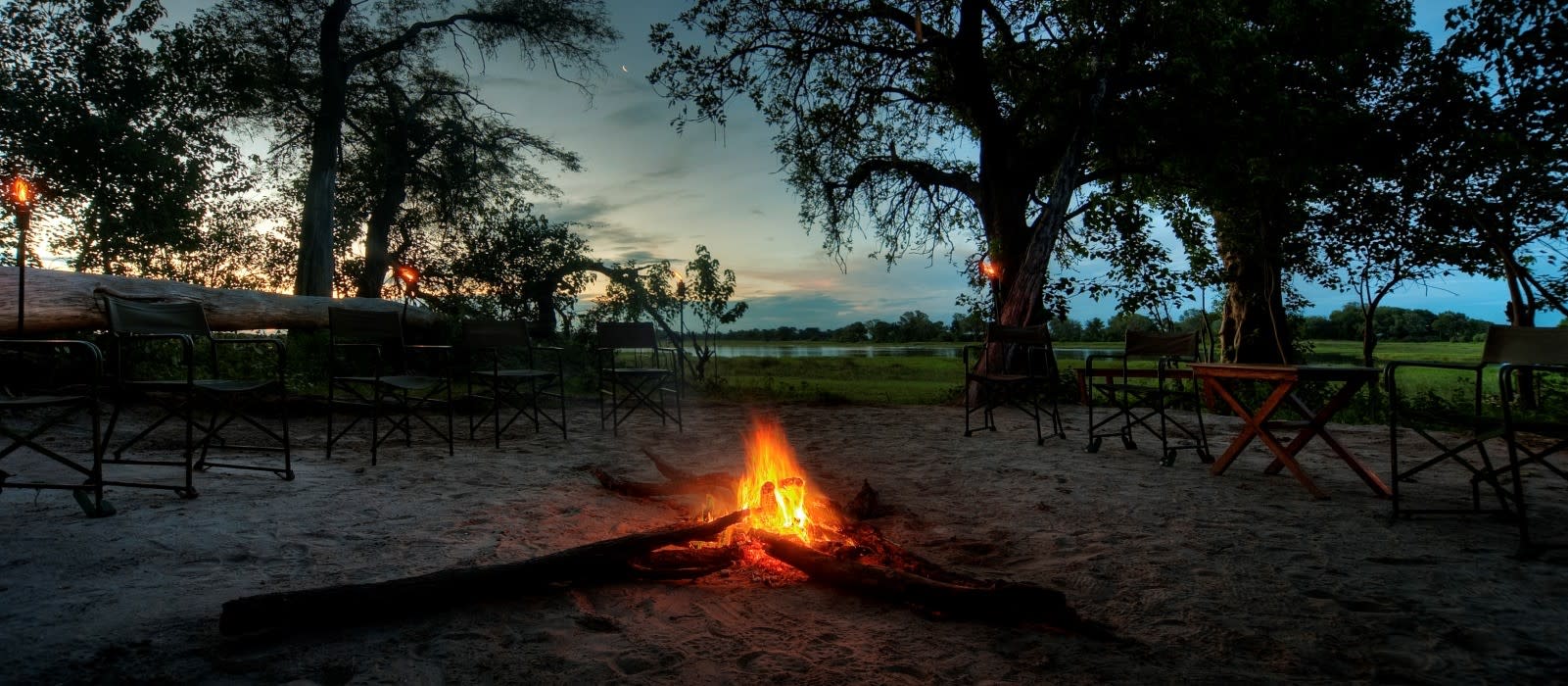 Lagerfeuer im afrikanischen Busch