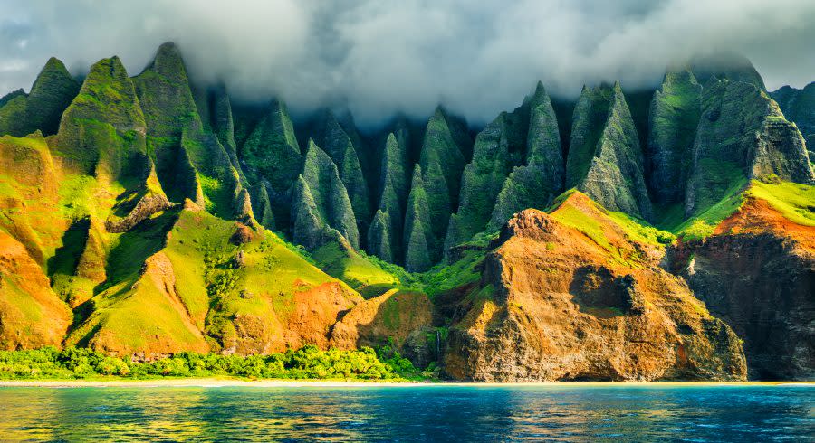 Na-Pali-coast-Kauai-Hawaii-view-from-sea-sunset-cruise-tour.-Nature-coastline-landscape-in-Kauai-island-Hawaii-USA.-Hawaii-travel.