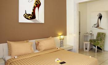 a bedroom with a bed in a hotel room