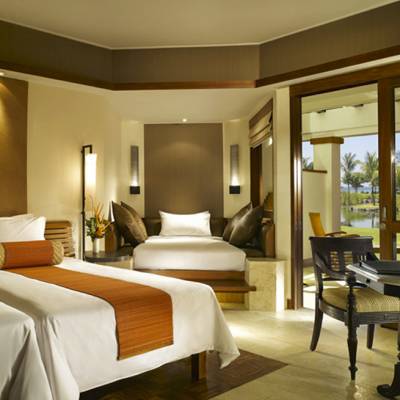 a bedroom with a bed and desk in a hotel room