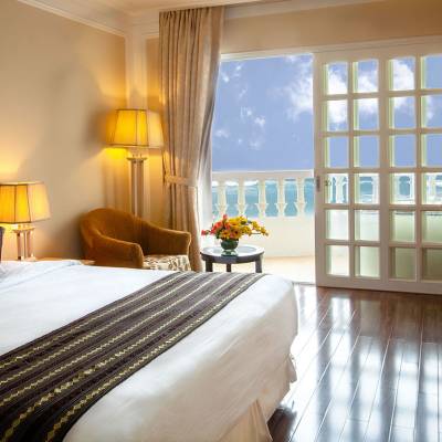 a bedroom with a bed in a hotel room