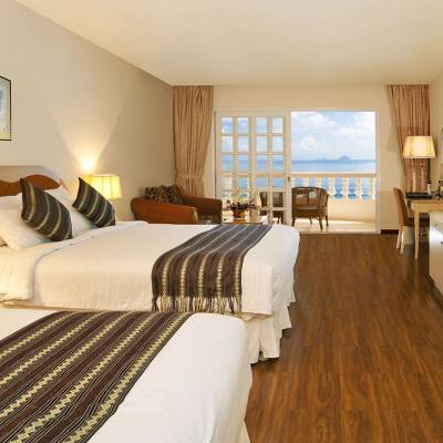 a bedroom with a bed and desk in a hotel room