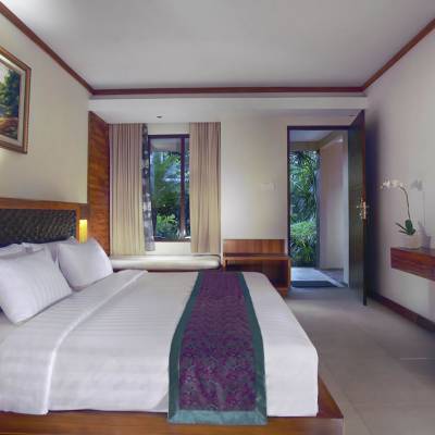 a bedroom with a bed and desk in a hotel room