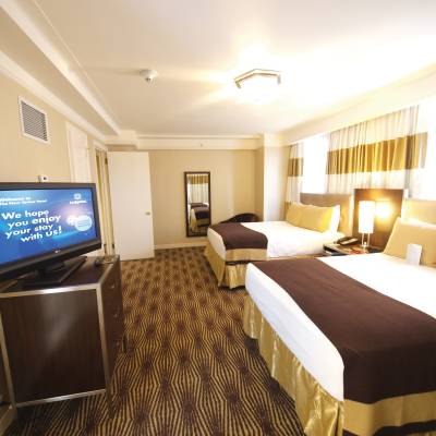 a bedroom with a bed in a hotel room