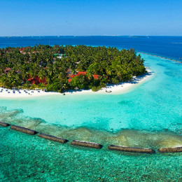 Insel Kurumba im Wasser der Malediven