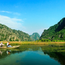 Kanu auf Fluss im Gebirge von Vietnam