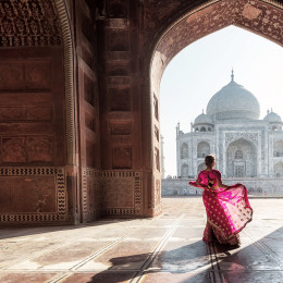Frau steht vor dem Taj Mahal, Agra, Indien