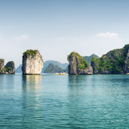 Azur Wasser der Halong Bay am Golf von Tonkin des Südchinesischen Meeres, Vietnam, Asien