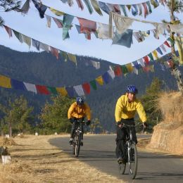 Zwei Radfahrer auf Bergstraße in Bhutan
