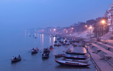 Ruderboote in der Dämmerung auf dem Ganges in Varanasi, Indien