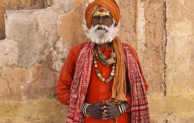 Gläubiger Mann in traditioneller Kleidung in Jaipur, Indien