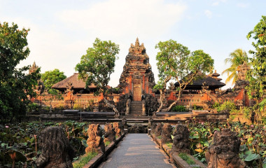 Idyllische Außenansicht des Pura Saraswati Tempels auf Bali, Indonesien