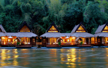 Außenansicht des Float House River Kwai Resorts in Kanchanaburi, Thailand