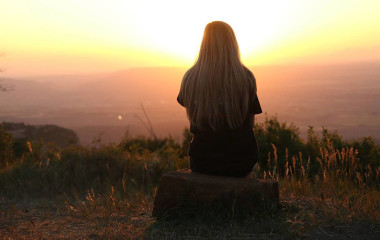 Frau beobachtet den Sonnenuntergang
