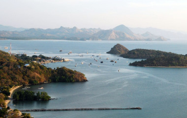 Blick von oben auf die Bucht von Labuan Bajo in Indonesien mit Hafen, Inseln und Gebirge