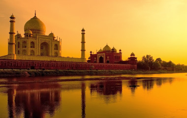 Taj Mahal in Indien spiegelt sich im Wasser