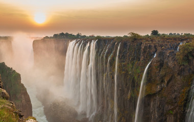 Sonnenuntergang über Victoriafällen in Simbabwe