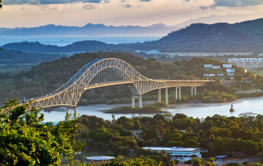 Panamakanal mit Brücke