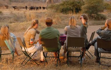 Familie beobachtet die Elefanten im Jongomero in Ruaha, Tansania