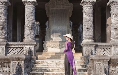 Frau vor Tempel in Hue, Vietnam - Things to do in Vietnam