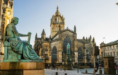 Street view of the historic Royal Mile, Edinburgh, Scotland, Europe