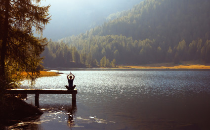 practicar meditación y yoga al atardecer