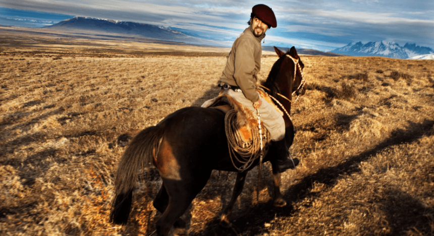 Gaucho in Patagonien reitet sein Pferd