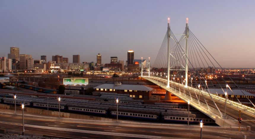 Johannesburg Sehenswürdigkeiten: Ansicht der Nelson Mandela Brücke bei Dämmerung