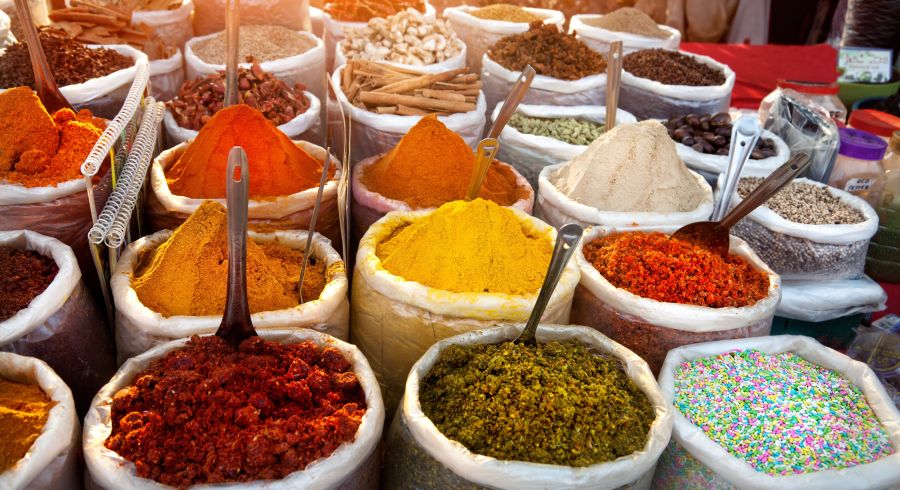 Farbenfroher Markstand in Goa