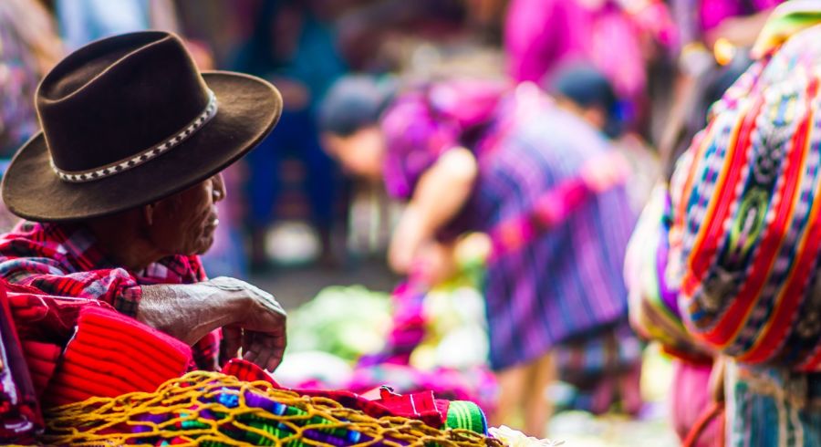 Frau in traditioneller Kleidung auf einem Markt in Guatemala
