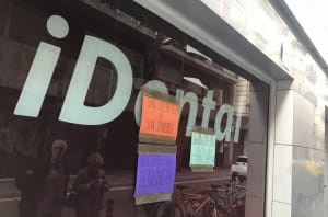 Cartells penjats a lexterior de la clinica didental a barcelona 5b0d370eb8720 jmf0b3 - Eugenol