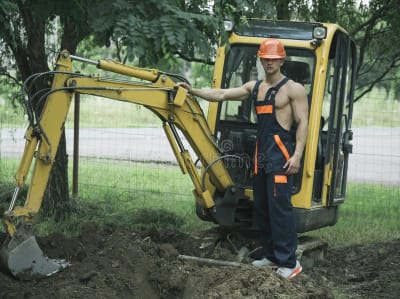 Homme sexy avec le torse nu près du matériel ou de l excavatrice construction pr s mat riel sur fond concept constructeur 144426816 gdgxtv - Eugenol