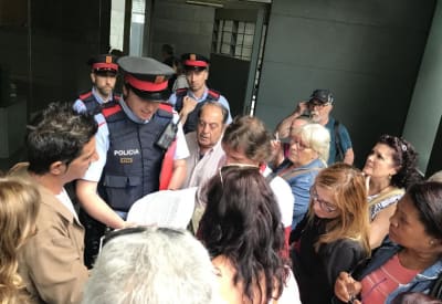 Un agent dels mossos a la porta del coec repartint informacio als afectats didental 5b0d36b9163f9 g39hso - Eugenol