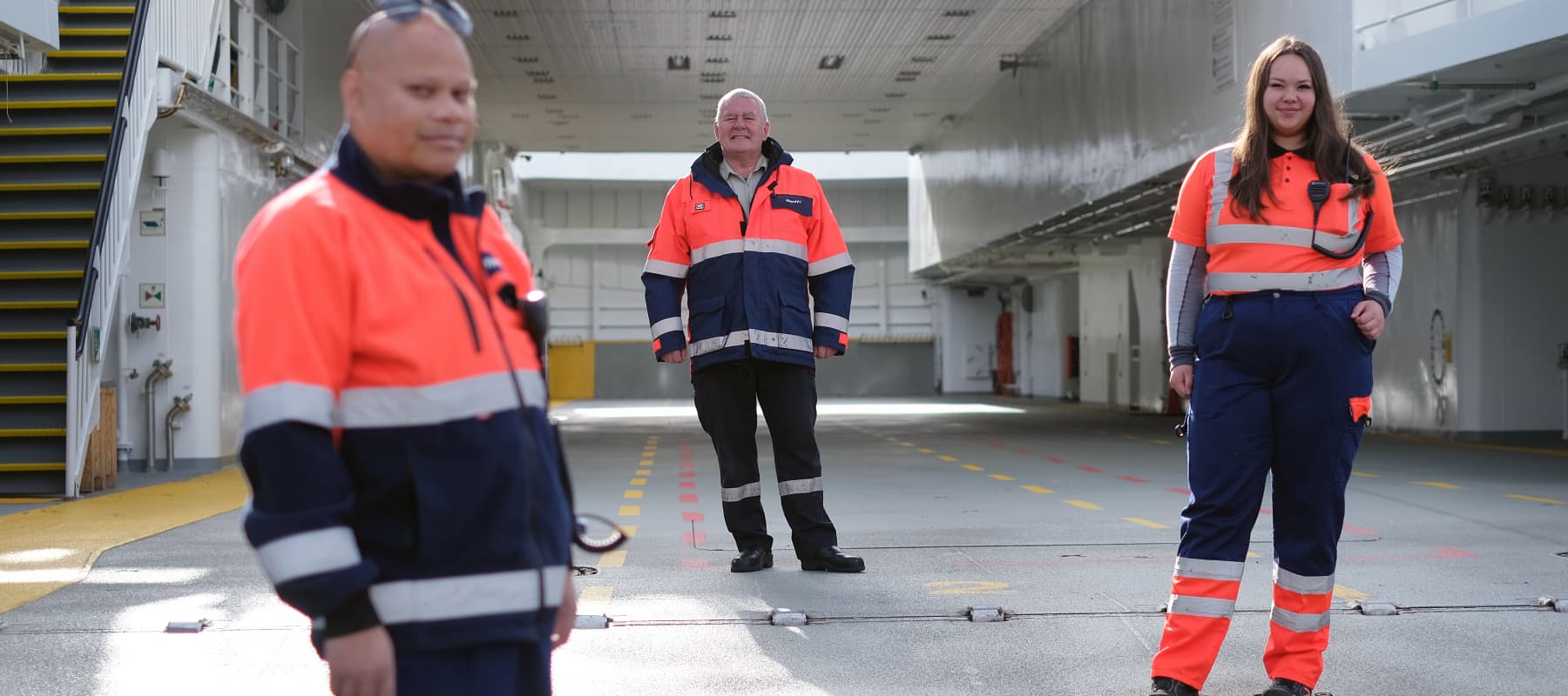 Tre matrosar på dekk ombord ei Fjord1-ferge