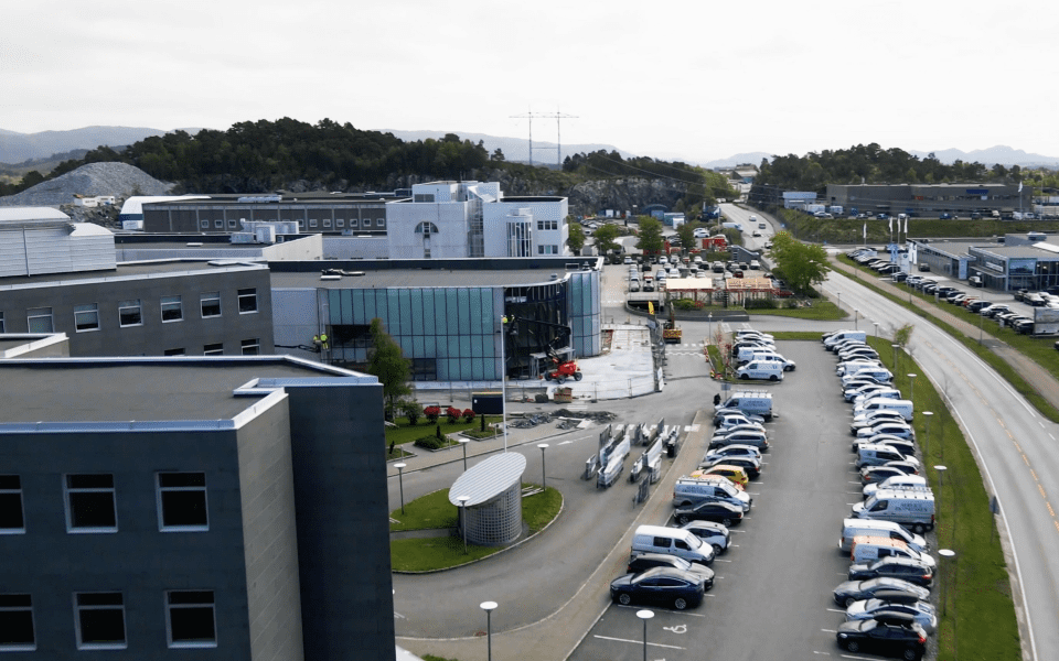 Dronefoto av Frydenbø Bilsenter på Kokstad