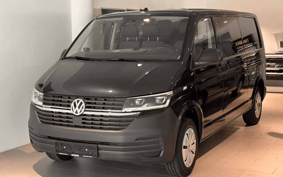 Volkswagen Transporter parkert hos Frydenbø Bil