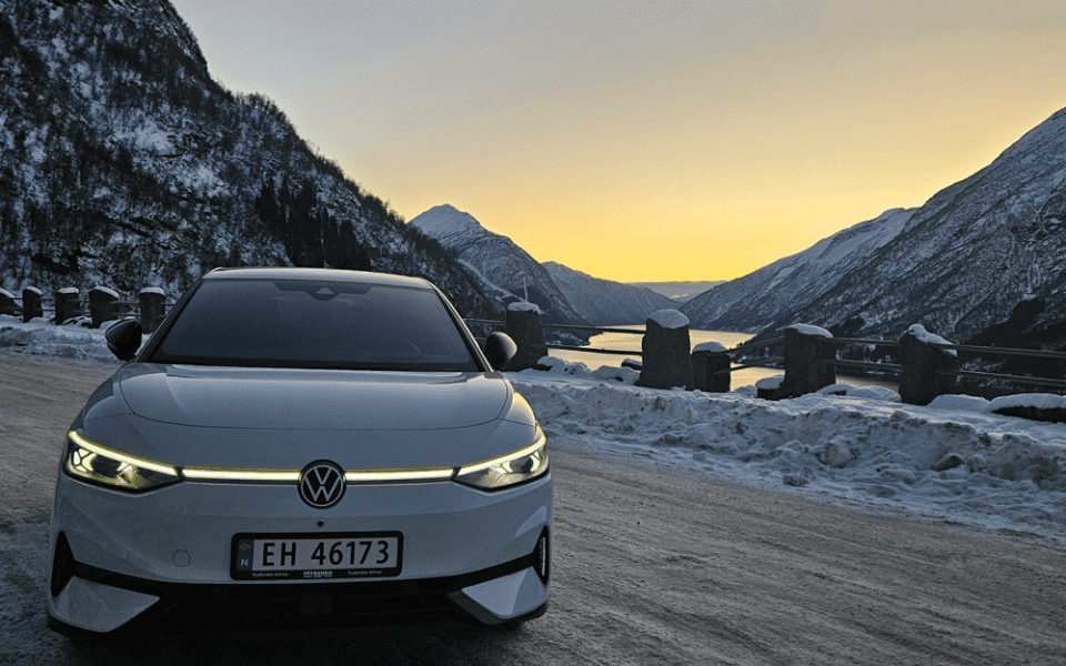VW ID.7 fra Frydenbø Bil med solnedgangen og fjord i bakgrunnen