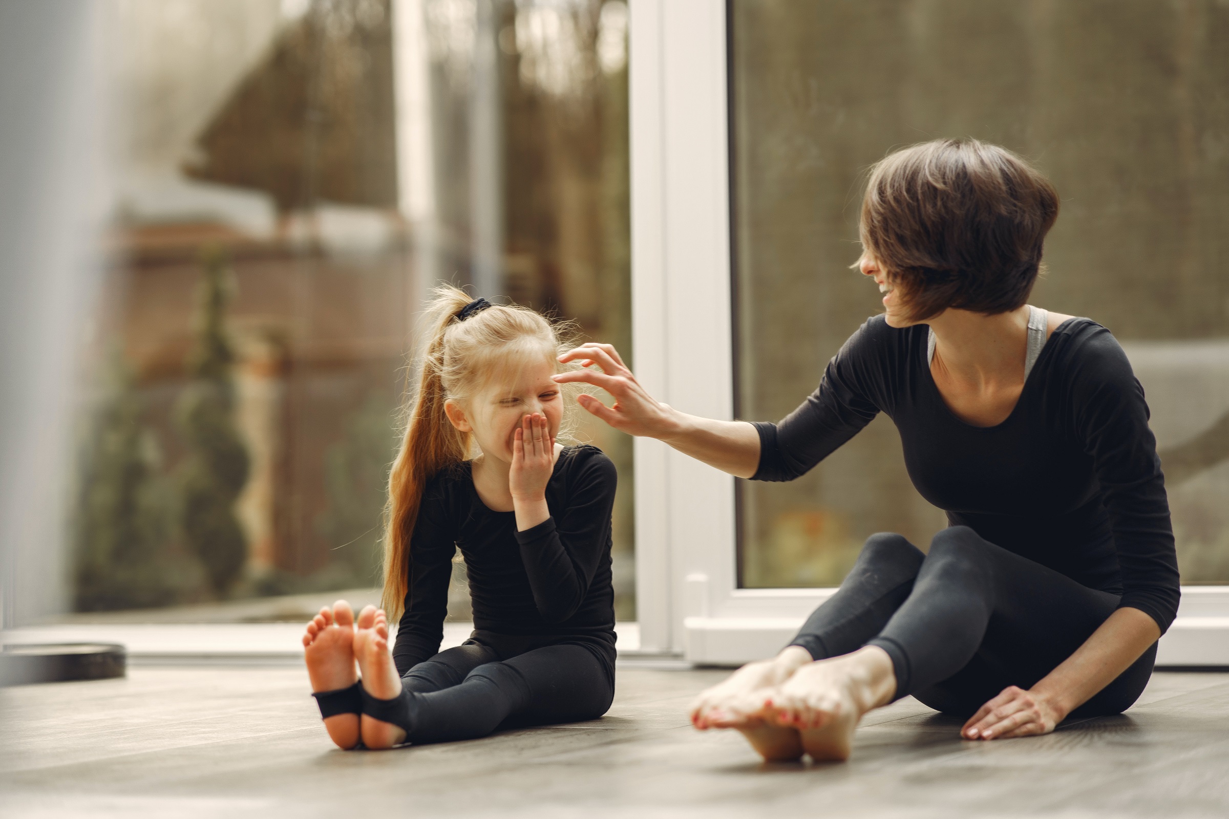 Mother and daughter bonding 3985253 1