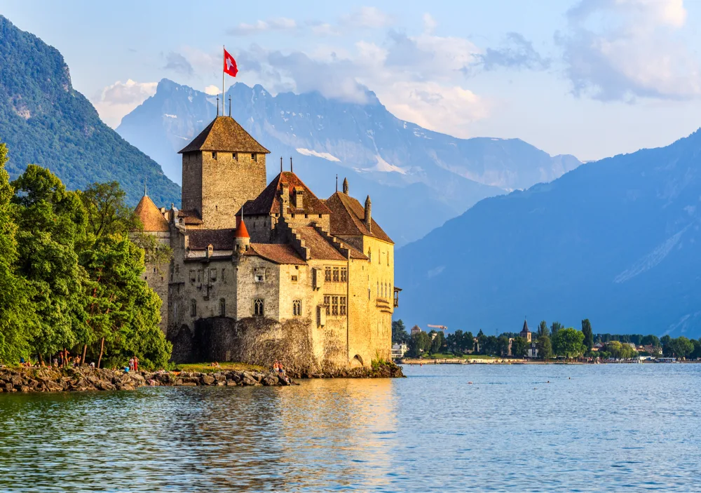 Château du Chillon in Monteux with Mountain Backdrop
