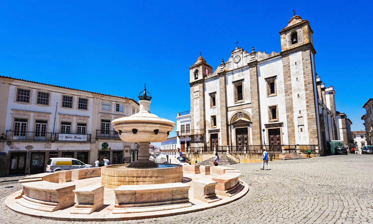 Giraldo Square, Evora
