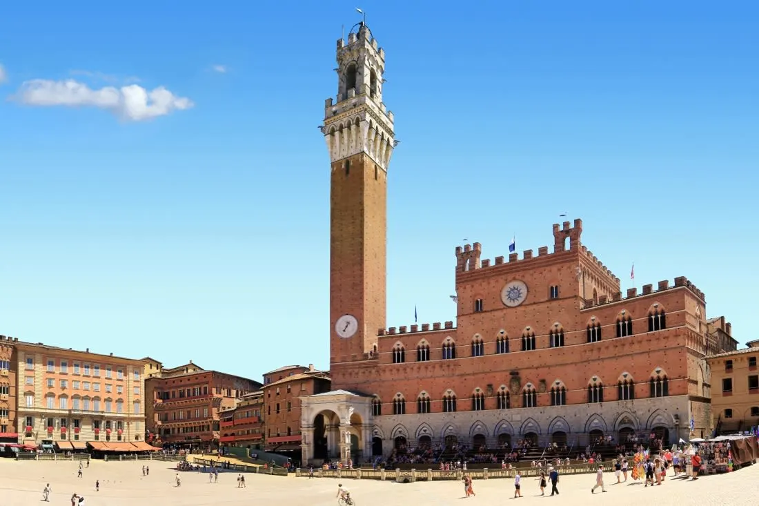 Piazza del Campo view of public building