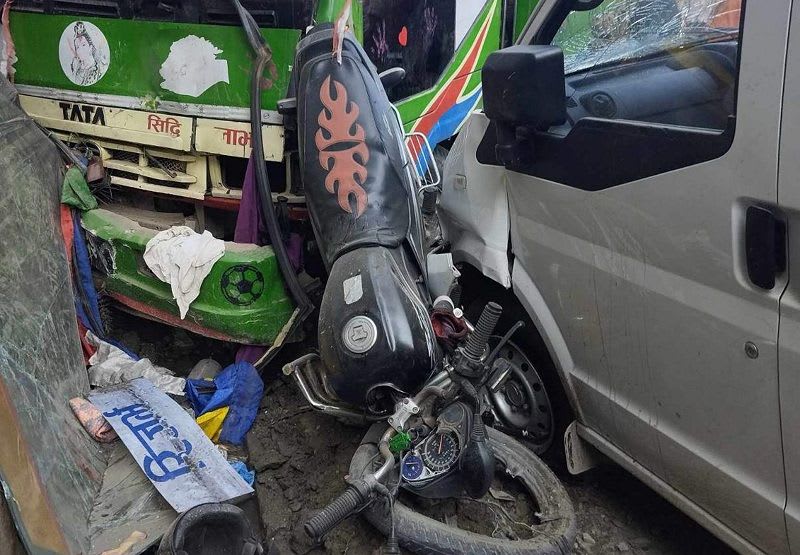 धादिङमा तीन वटा गाडी ठोक्किँदा १२ जना घाइते