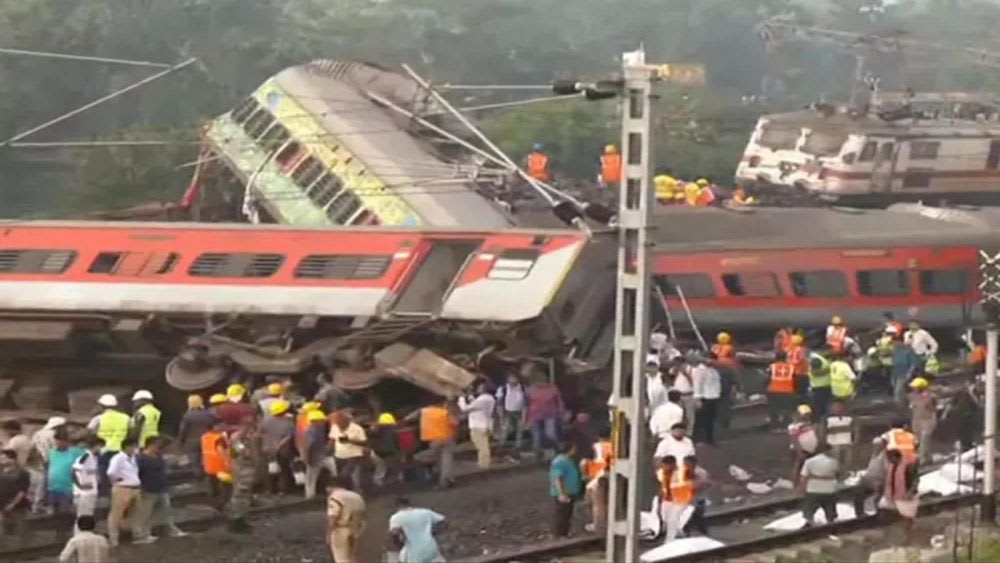 भारतीय रेल दुर्घटनामा मृत्यु हुनेको संख्या २८८ पुग्यो