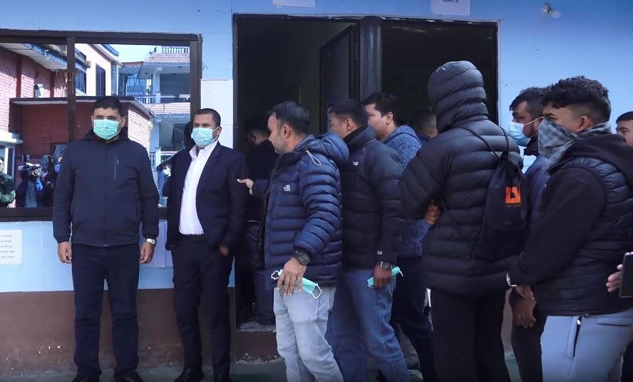 नक्कली कागजपत्र बनाएर भिजिट भिसामा विदेश पठाउने गिराेहका ३२ जना पक्राउ