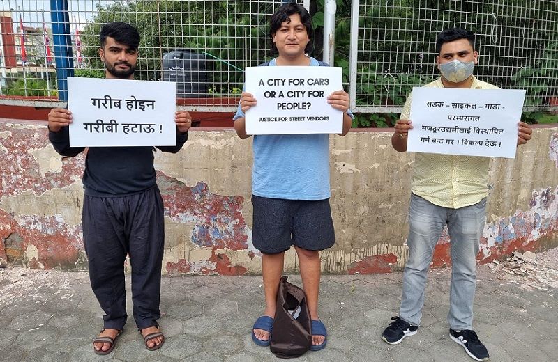 ८ दिनदेखि उभिएर धर्ना दिइरहेका ‘ई’ को स्वास्थ्य अवस्था गम्भीर बन्दै गएकोमा आयोगको ध्यानाकर्षण